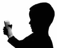 dieťa s mobilom v ruke